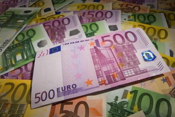 Euro rekorla başladı, dolar rekor sınırında