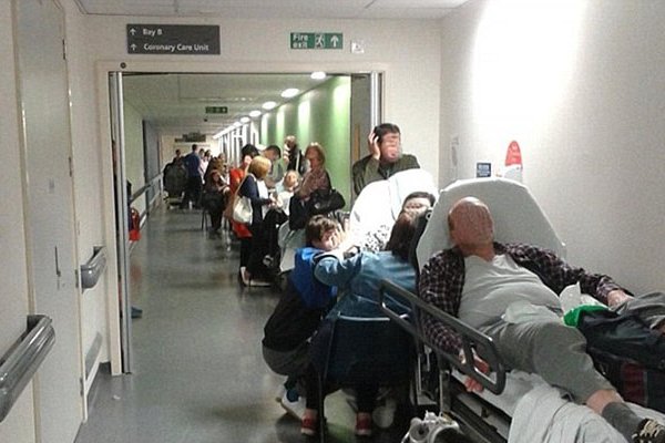 İngiltere'de hastalar, hastane koridorlarında ölüyor