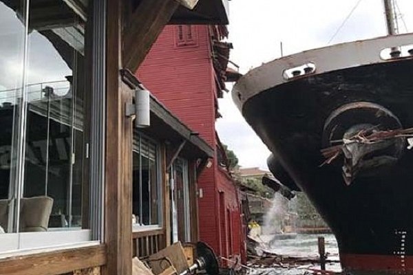 İstanbul Boğazı'nda gemi Hekimbaşı Salihefendi Yalısı'na çarptı