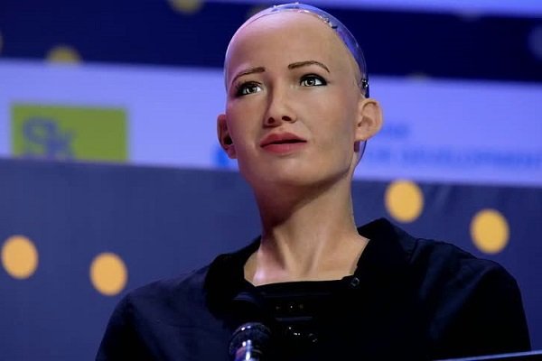 Robot Sophia Anadolu Sigorta güvencesiyle Türkiye'ye geliyor
