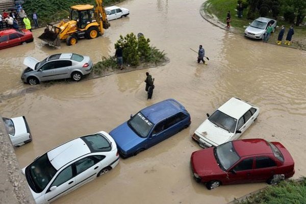 Mamak'ta sel afeti, 150 araç hasar gördü