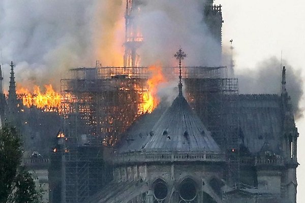 AXA'dan Notre Dame Katedrali'nin yeniden inşasına büyük destek