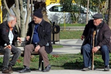 65 yaş üstü vatandaşlara hafta sonu sokağa çıkma izni geliyor