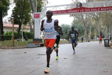 İstanbul Maratonu’nun şampiyonu oldu