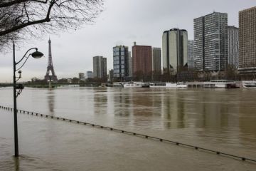 Paris'te Seine Nehri alarmı